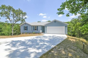 Reeds Spring Home: 4 Mi To Table Rock Lake!