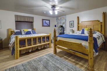 کلبه Remote Cedar City Cabin W/ Deck, Views, Fireplaces
