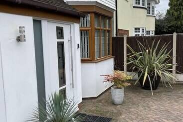 اقامتگاه Beautiful 5 Bed House In Walsall