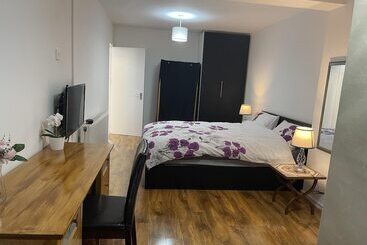 اقامتگاه Immaculate 4 Bed House Near Heathrow Airport