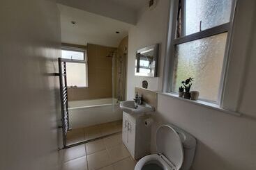اقامتگاه Remarkable 1 Bed House The Entire First Floor