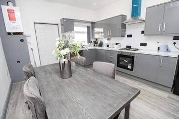 اقامتگاه Remarkable 4 Bed House In Bradford