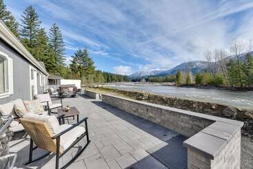 Riverfront Home W/ Deck, Near Mount Rainier!