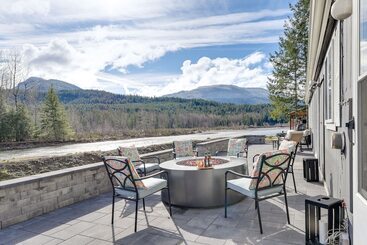 Riverfront Home W/ Deck, Near Mount Rainier!