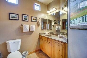 Spacious Torreon Cabin W/ Deck & Gas Grill!