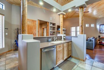Spacious Torreon Cabin W/ Deck & Gas Grill!