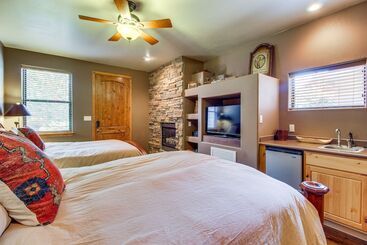 Spacious Torreon Cabin W/ Deck & Gas Grill!