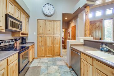 Spacious Torreon Cabin W/ Deck & Gas Grill!