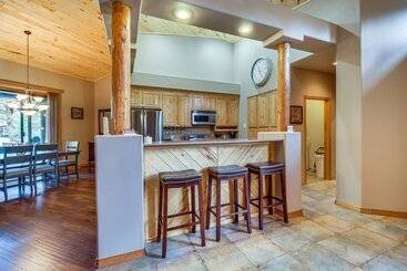 Spacious Torreon Cabin W/ Deck & Gas Grill!