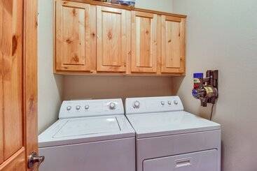 Spacious Torreon Cabin W/ Deck & Gas Grill!