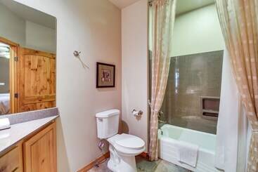 Spacious Torreon Cabin W/ Deck & Gas Grill!