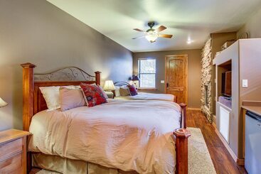 Spacious Torreon Cabin W/ Deck & Gas Grill!