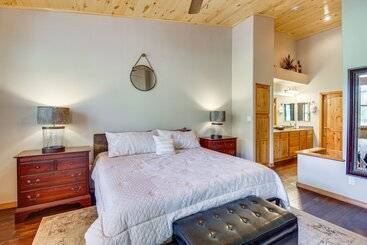 Spacious Torreon Cabin W/ Deck & Gas Grill!