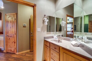 Spacious Torreon Cabin W/ Deck & Gas Grill!
