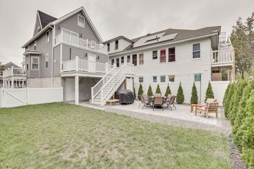 Wildwood Home W/ Deck   Walk To Beach + Boardwalk!