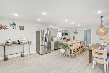 Wildwood Home W/ Deck   Walk To Beach + Boardwalk!