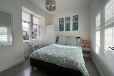 3 Bedrooms 2 Bath Cottage Balcony Garden Dogs Free