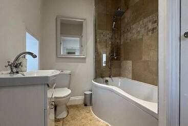 3 Bedrooms 2 Bath Cottage Balcony Garden Dogs Free
