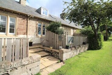 3 Bedrooms 2 Bath Cottage Balcony Garden Dogs Free