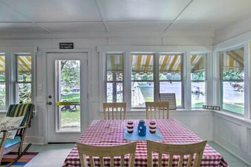 Crystal Lake Cottage: Kayaks & Fire Pit!