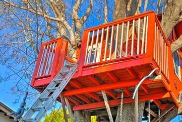 Flower Garden Cottage W/ Treehouse & Waterfall By Redawning