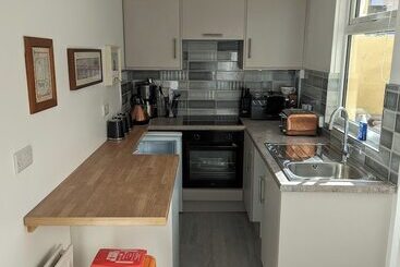 اقامتگاه Fantastic Location To Ebrington Sq And City Centre