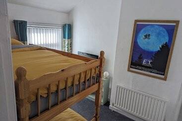 اقامتگاه Fantastic Location To Ebrington Sq And City Centre