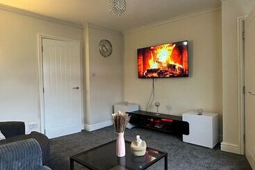 اقامتگاه The Hideaway Home Bd5 2 Bed Lovely Modern House
