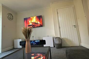 اقامتگاه The Hideaway Home Bd5   2 Bed Lovely Modern House