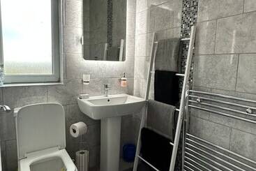 اقامتگاه The Hideaway Home Bd5   2 Bed Lovely Modern House