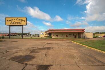 Town & Country Motel Bossier City By Oyo