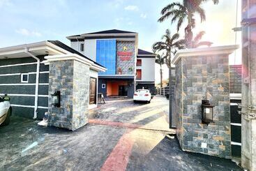 Buddiez Hotel & Resort