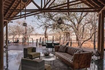 هتل Etosha Oberland Lodge