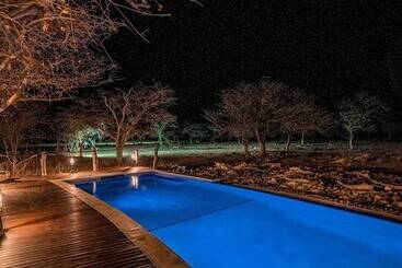 هتل Etosha Oberland Lodge