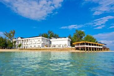 هتل Gili Beachfront Suites