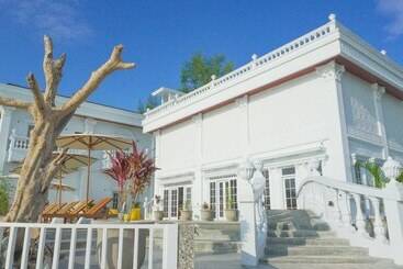 هتل Gili Beachfront Suites