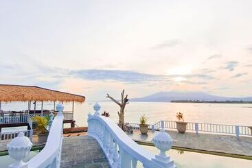 هتل Gili Beachfront Suites
