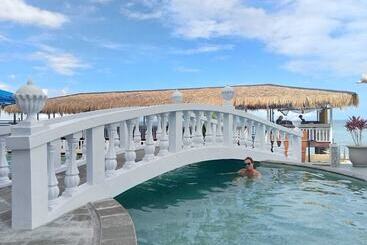 هتل Gili Beachfront Suites