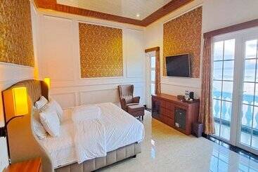 هتل Gili Beachfront Suites