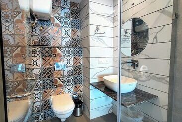 Luxury Inn By Stotrak Hotels