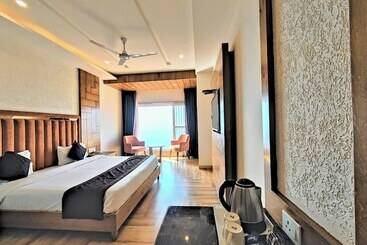Luxury Inn By Stotrak Hotels