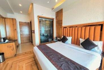 Luxury Inn By Stotrak Hotels