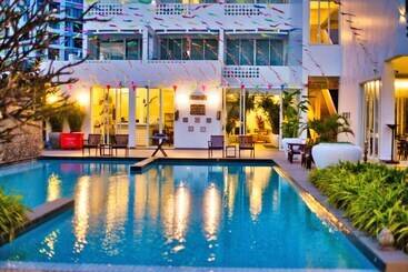 هتل Naiya Sea Resort