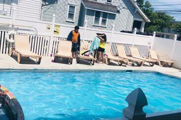 هتل Coastal Sands Inn