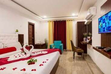 Iroomz Hotel Rainbow Bliss