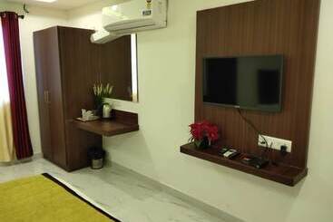 Iroomz Hotel Rainbow Bliss