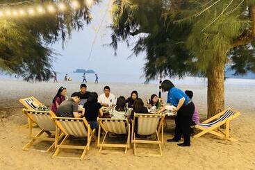 هتل Laemsing Natural Beach Resort