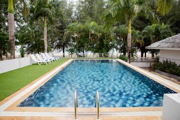 هتل Laemsing Natural Beach Resort