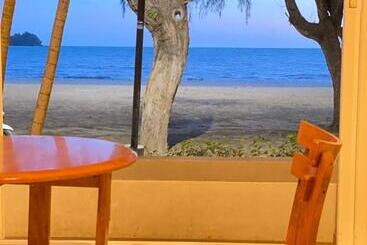 هتل Laemsing Natural Beach Resort