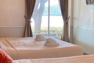 هتل Laemsing Natural Beach Resort